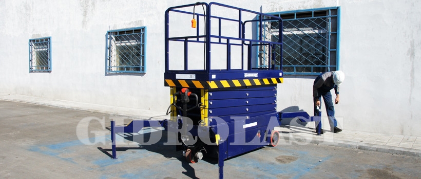 Scissor lift with electrical pulling device